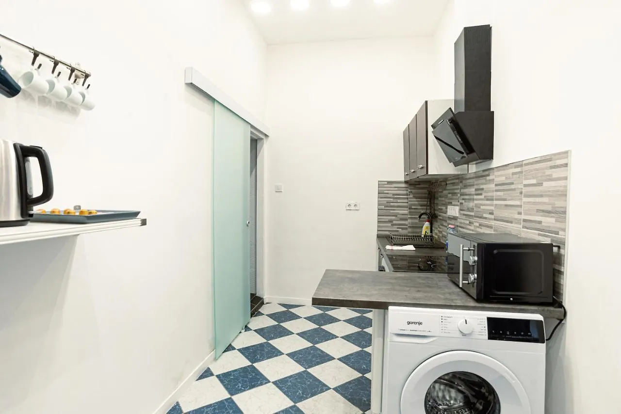 Bella Mia - Entire Apartment Near Liszt Ferenc Ter Budapest 0*,